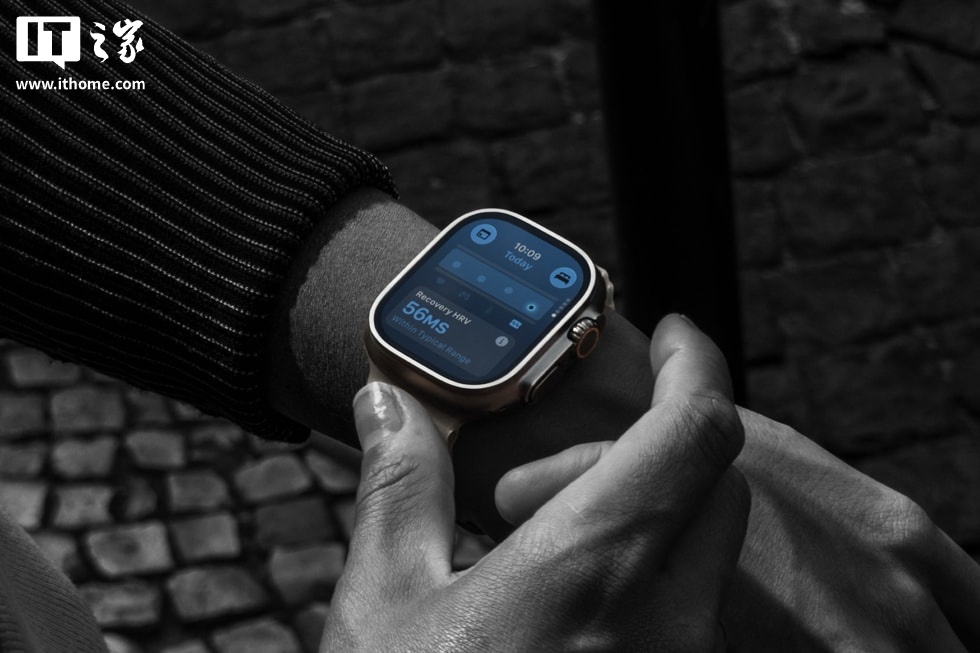 用户手腕上的 Apple Watch Ultra 4 上显示用户的恢复心率变异性数据。